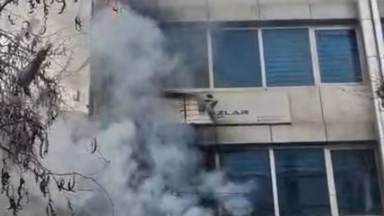 Esenyurt'ta iş hanında restoranda yangın — itfaiye müdahale etti