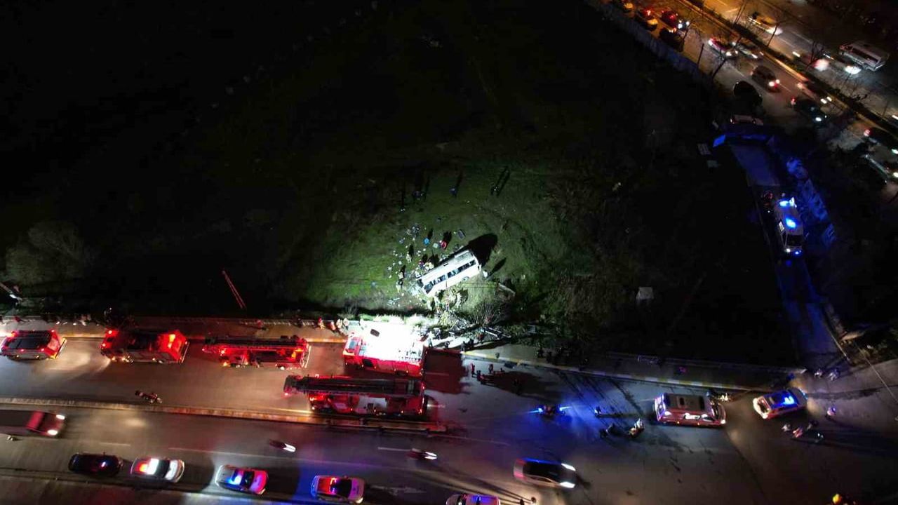 Esenyurt'ta Kontrolden Çıkan Servis Minibüsü Şarampole Yuvarlandı: 2 Ölü, 9 Yaralı