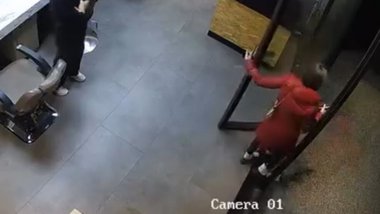 Esenyurt’ta kuaförde ödeme yapmadan ayrılan kadın kamerada