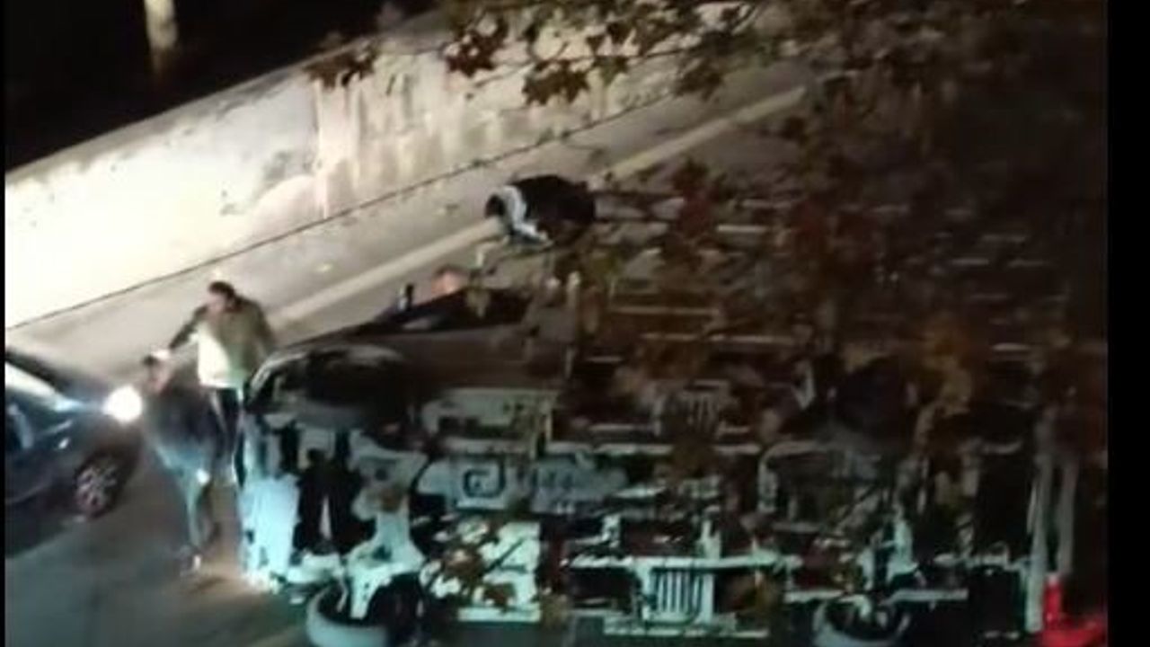 Esenyurt’ta makas atan iddia edilen alkollü kamyonet sürücüsü bariyerlere çarpıp devrildi