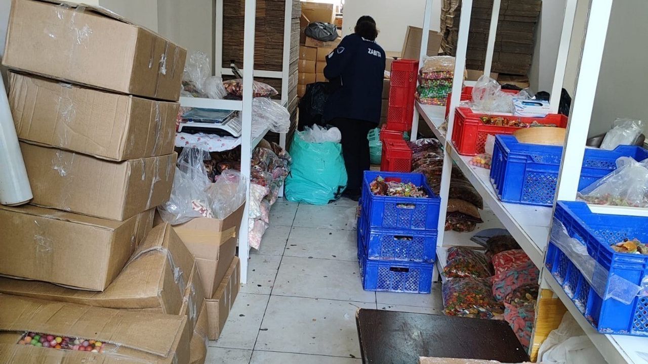 Esenyurt'ta ruhsatsız şekerleme atölyesine baskın: 9 ton 400 kg ürün imha edildi
