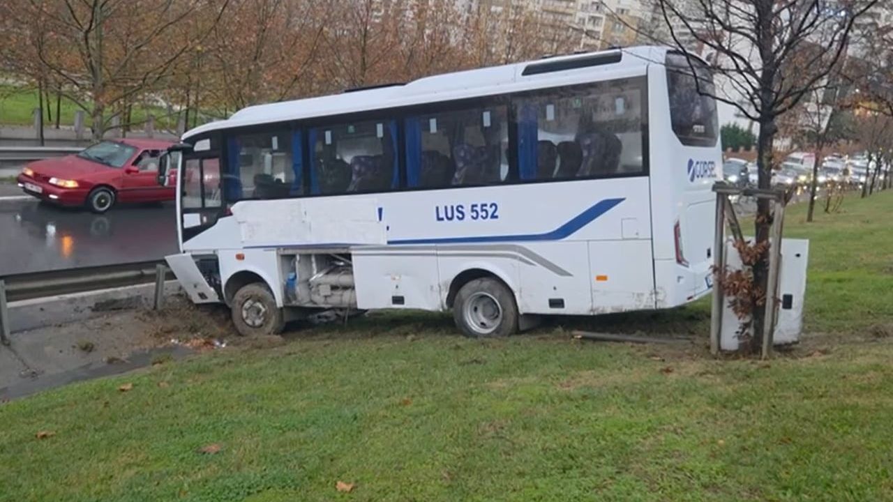 Esenyurt'ta servis minibüsü bariyerleri aşarak yeşillik alana uçtu