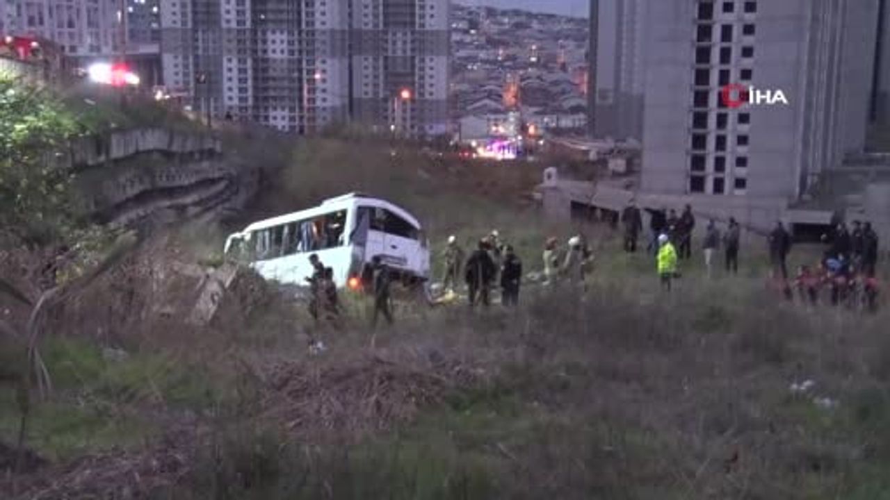 Esenyurt’ta servis minibüsü şarampole yuvarlandı: 2 ölü, 9 yaralı