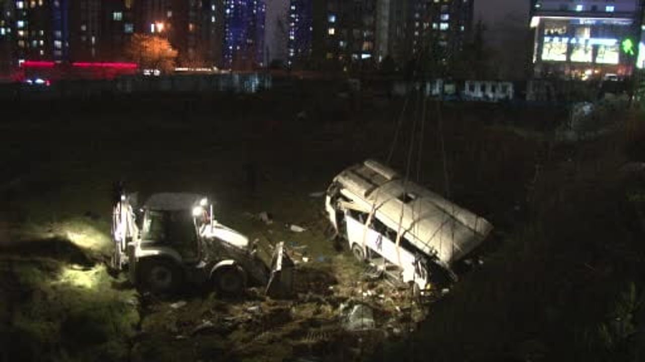 Esenyurt'ta servis minibüsü şarampole yuvarlandı: 4 kişi hayatını kaybetti, araç vinçle kaldırıldı