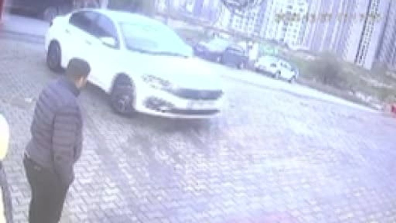 Esenyurt'ta servis minibüsü şarampole yuvarlandı — güvenlik kamerası görüntüsü ortaya çıktı