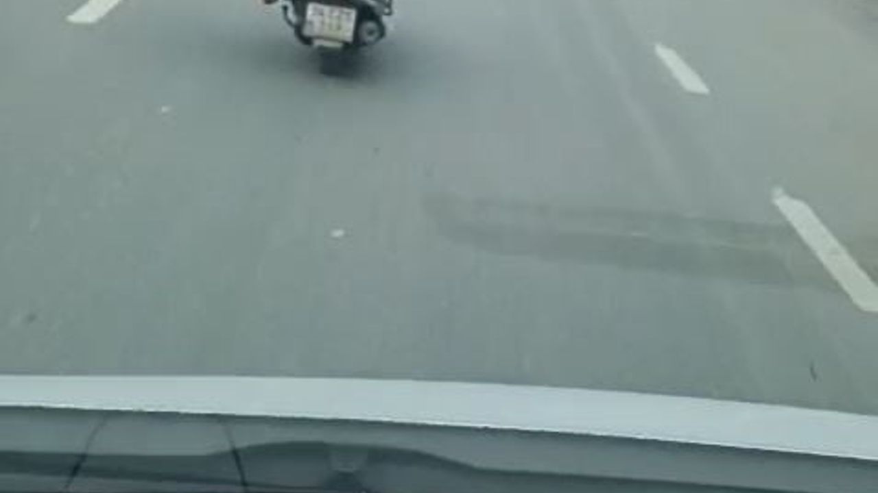 Esenyurt'ta trafikte tehlikeli anlar: Tek elle direksiyon, diğer eliyle eşya