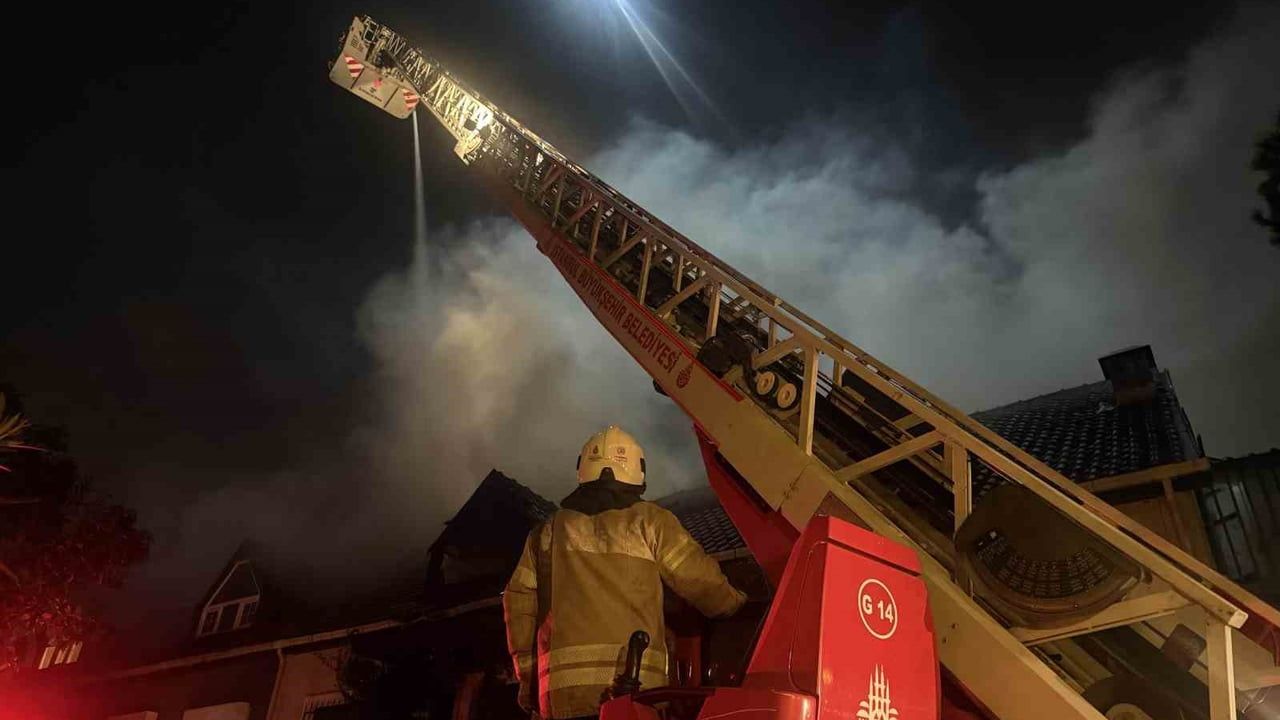 Esenyurt’ta villanın çatı katındaki yangın bitişik eve sıçradı