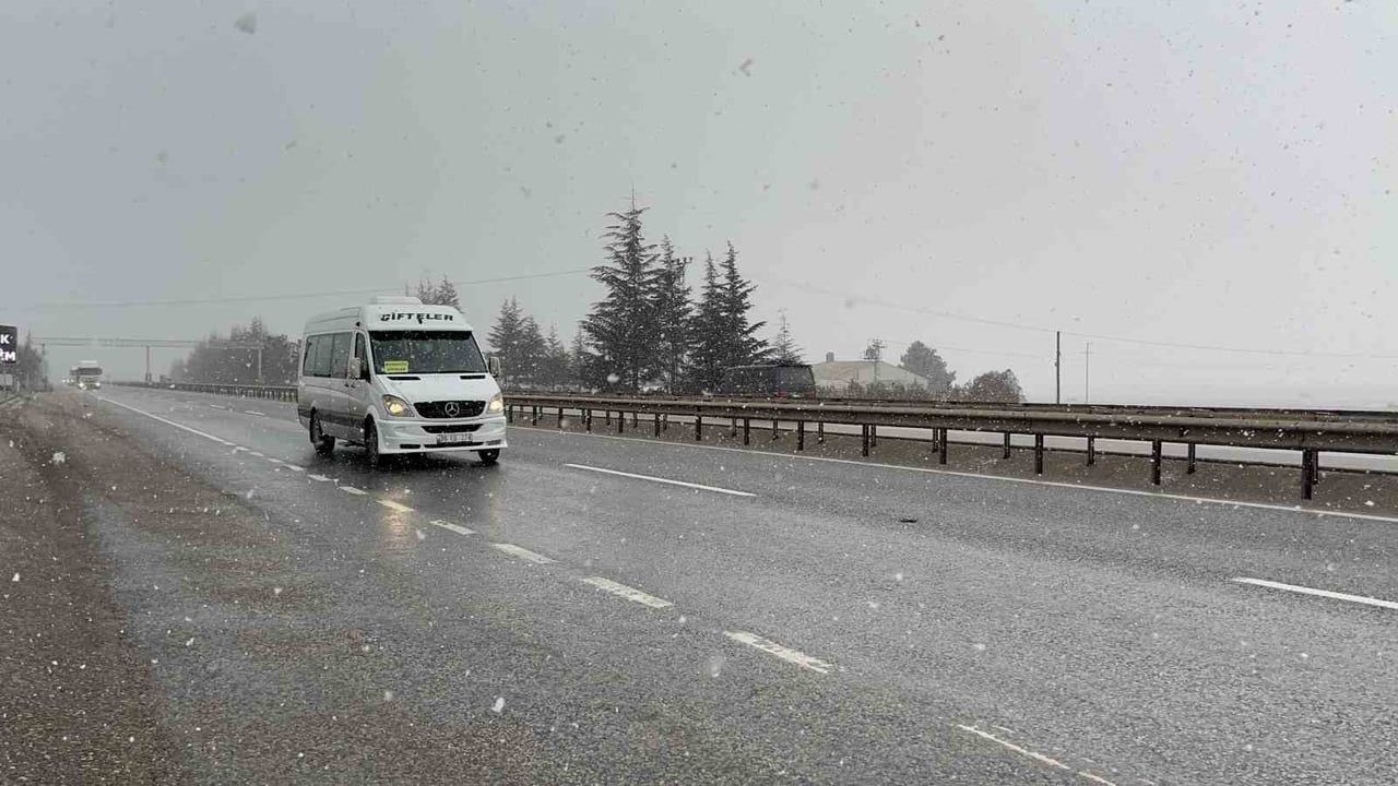 Eskişehir-Ankara Karayolunda Tipi ve Sis Trafikte Aksamaya Neden Oldu