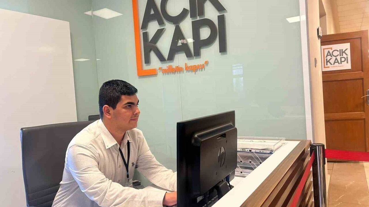 Eskişehir'de 18 yaşındaki Eymen bir günlüğüne valilikte memur oldu