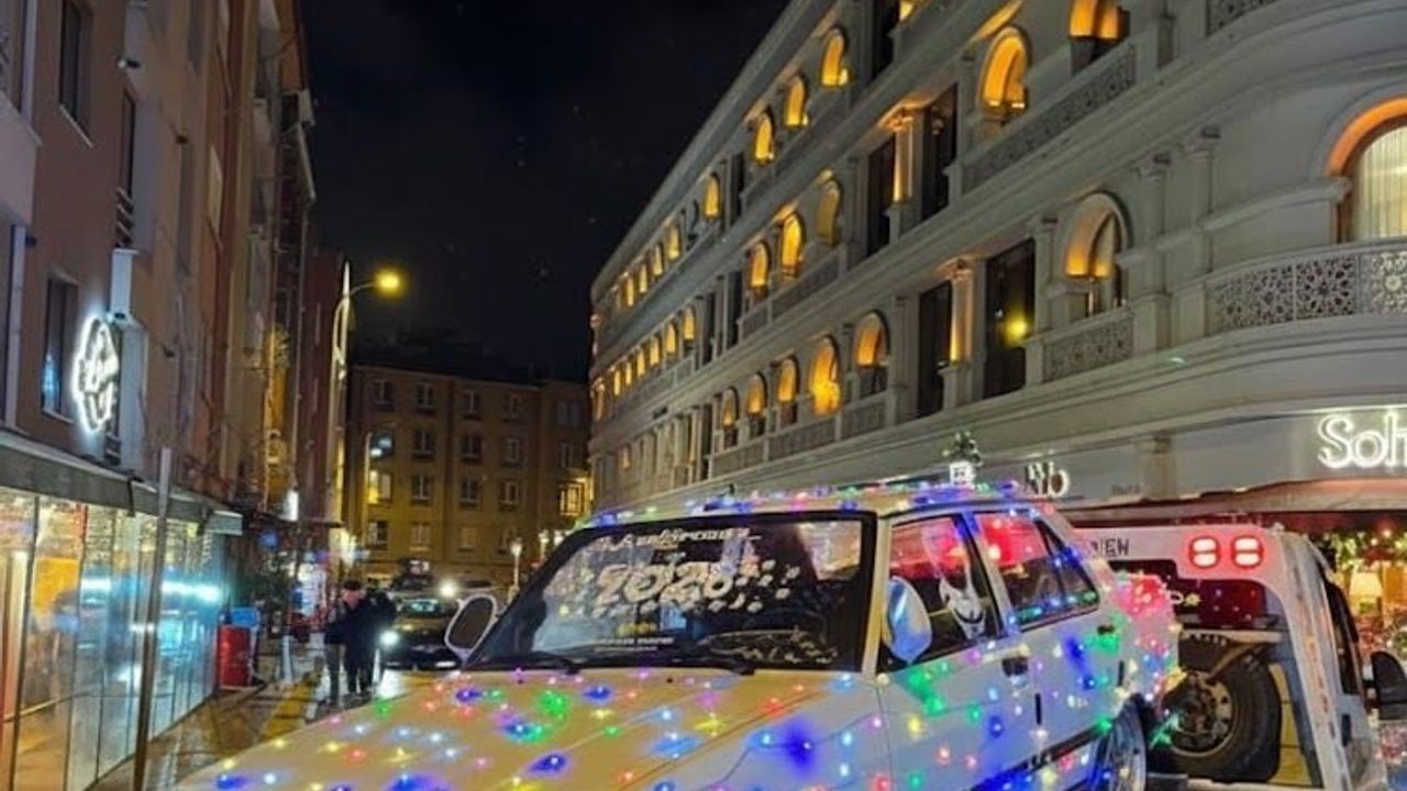 Eskişehir'de 2025'in son gününde otomobilini ışıklarla süsleyen sürücü ilgi odağı oldu