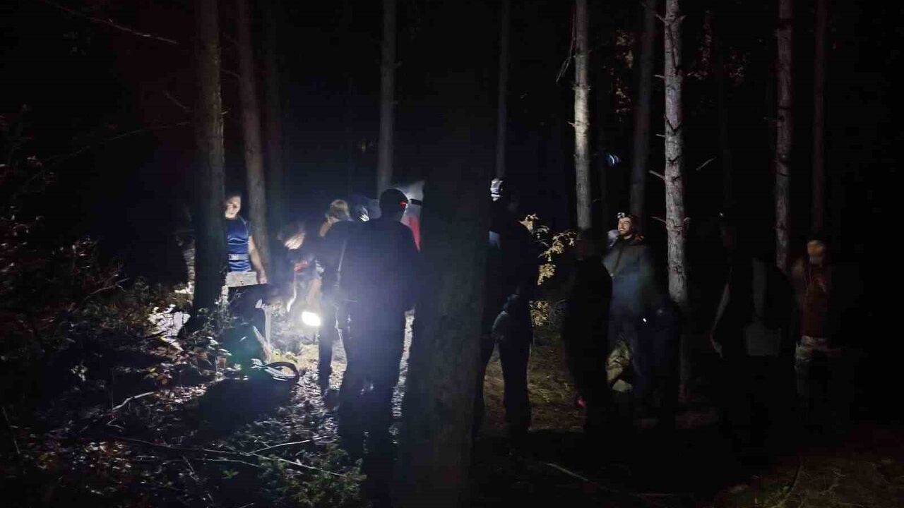 Eskişehir'de 25 Kişilik ESDAG Grubu 12 km Gece Yürüyüşüyle Uluslararası Dağ Günü'nü Kutladı