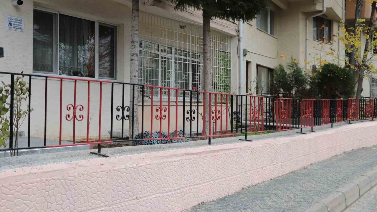 Eskişehir’de apartman demirleri kırmızı-siyaha boyandı, taraftarlık sokağa taşındı