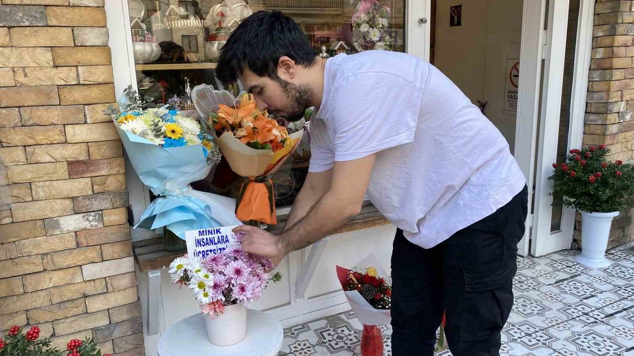 Eskişehir'de çiçekçi, atık çiçekleri çocuklara ücretsiz veriyor