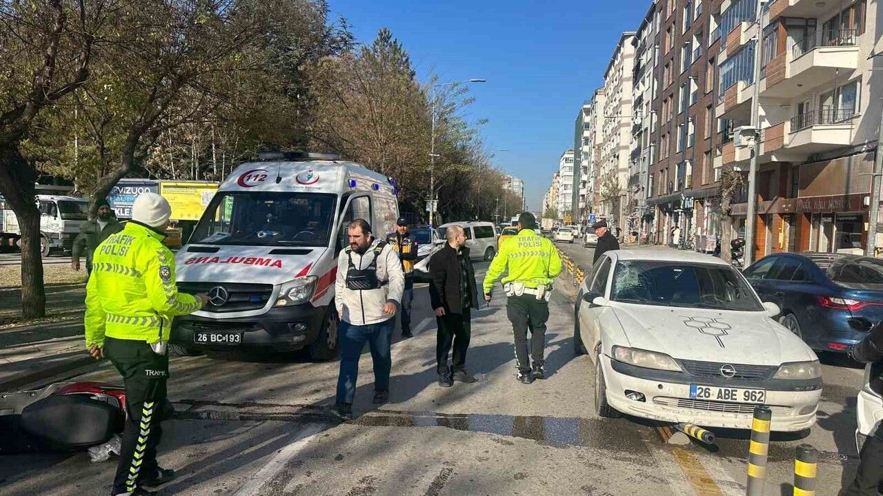Eskişehir'de elektrikli bisiklet otomobile çarptı: 51 yaşındaki sürücü ağır yaralı