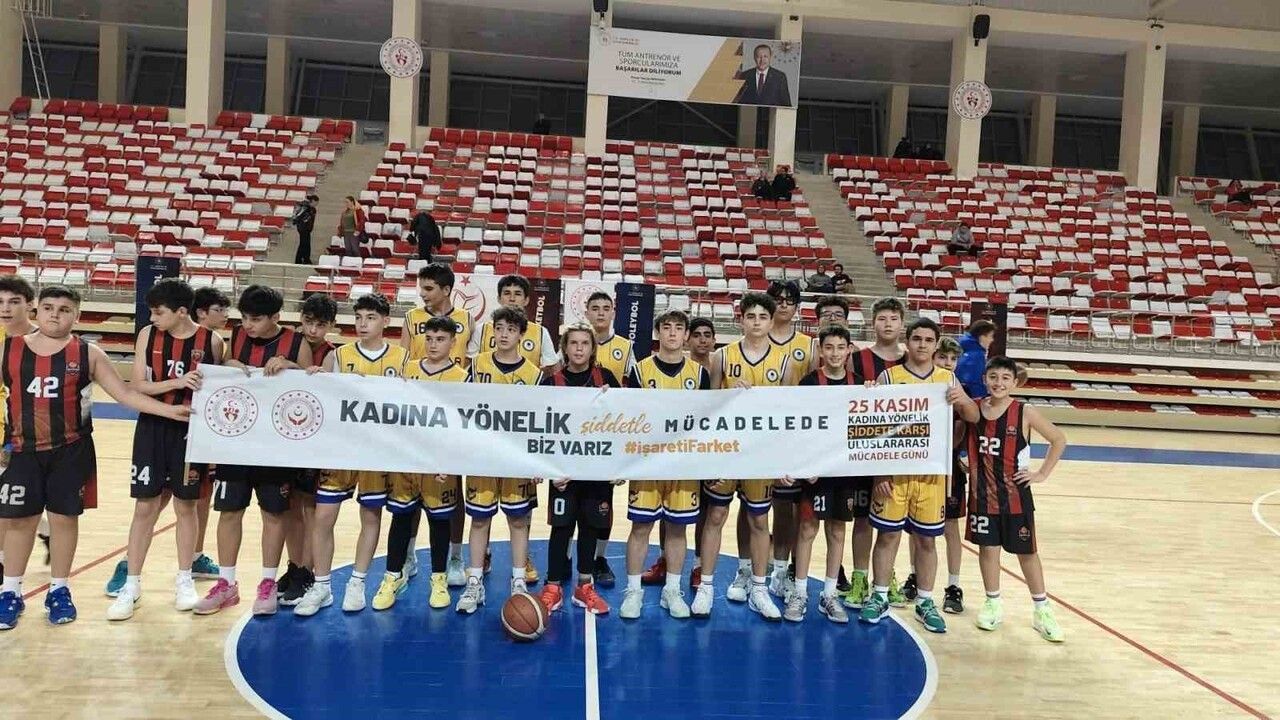 Eskişehir'de genç sporculardan 'Kadına Yönelik Şiddetle Mücadelede Biz Varız' pankartı