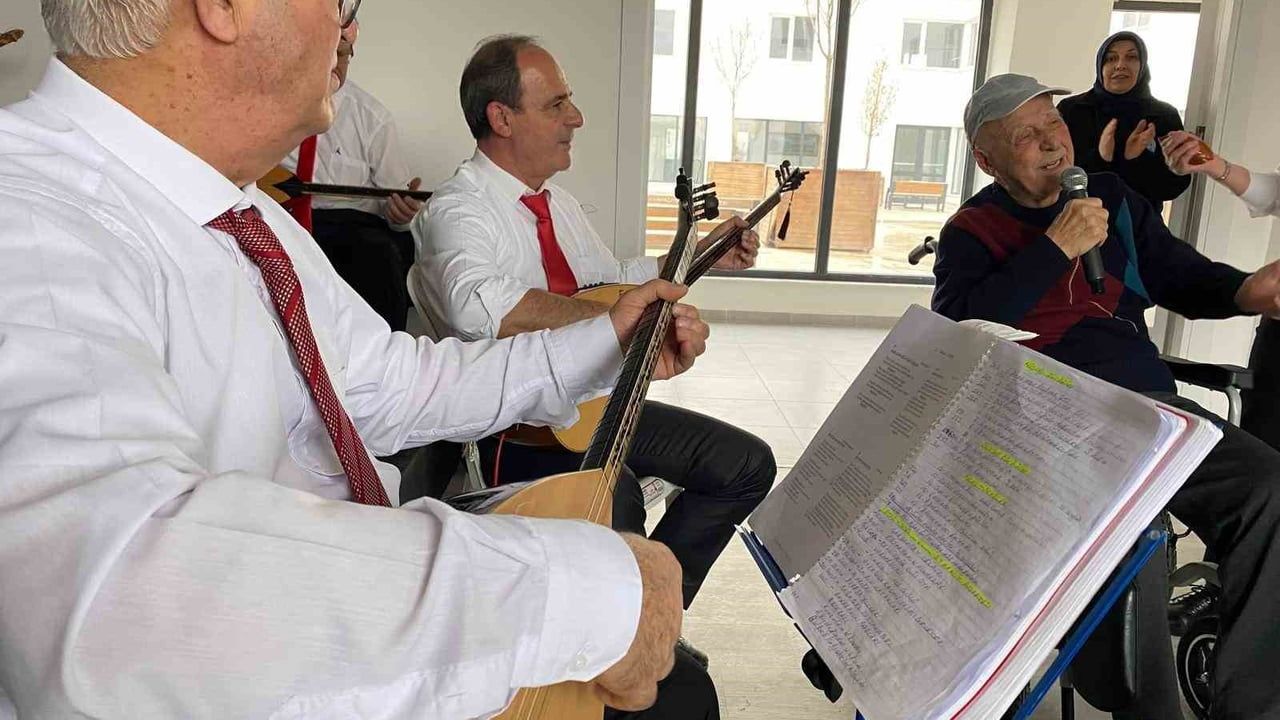 Eskişehir’de 'Gönüllere Dokunan Moral ve Dayanışma Konseri' Yaşlı Bakım Merkezi'nde Neşe Yarattı