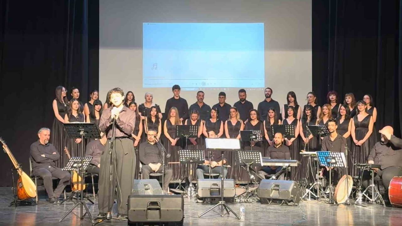 Eskişehir'de Hoca Ahmed Yesevi Anadolu Lisesi 'HAYAL’in Sesleri' Yeni Yıl Konseri
