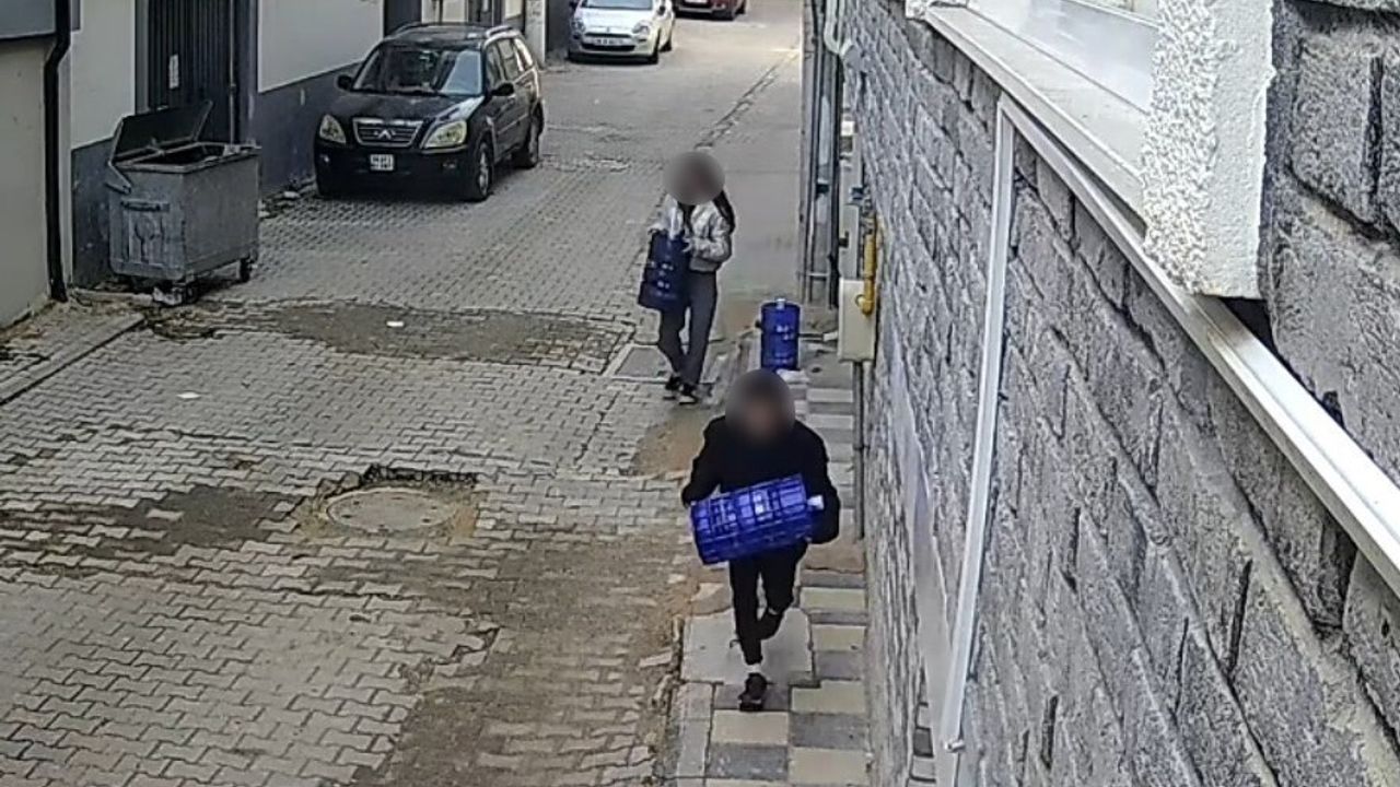 Eskişehir'de iki çocuğun damacana hırsızlığı güvenlik kamerasında
