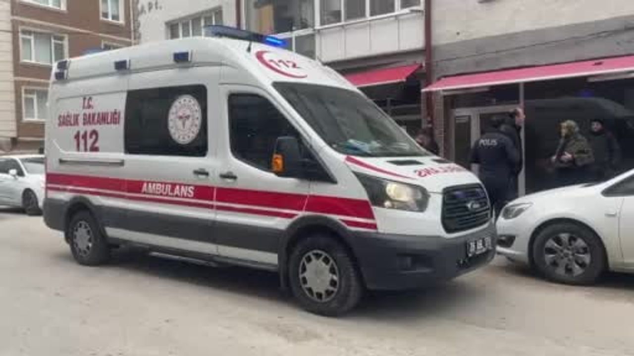 Eskişehir'de iki kolundan bıçaklanan ve başından darp edilen genç hastaneye kaldırıldı