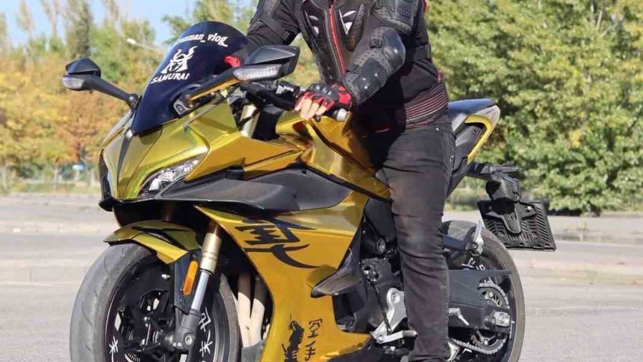 Eskişehir'de İron-Man kasklı motosiklet sürücüsü ilgi odağı