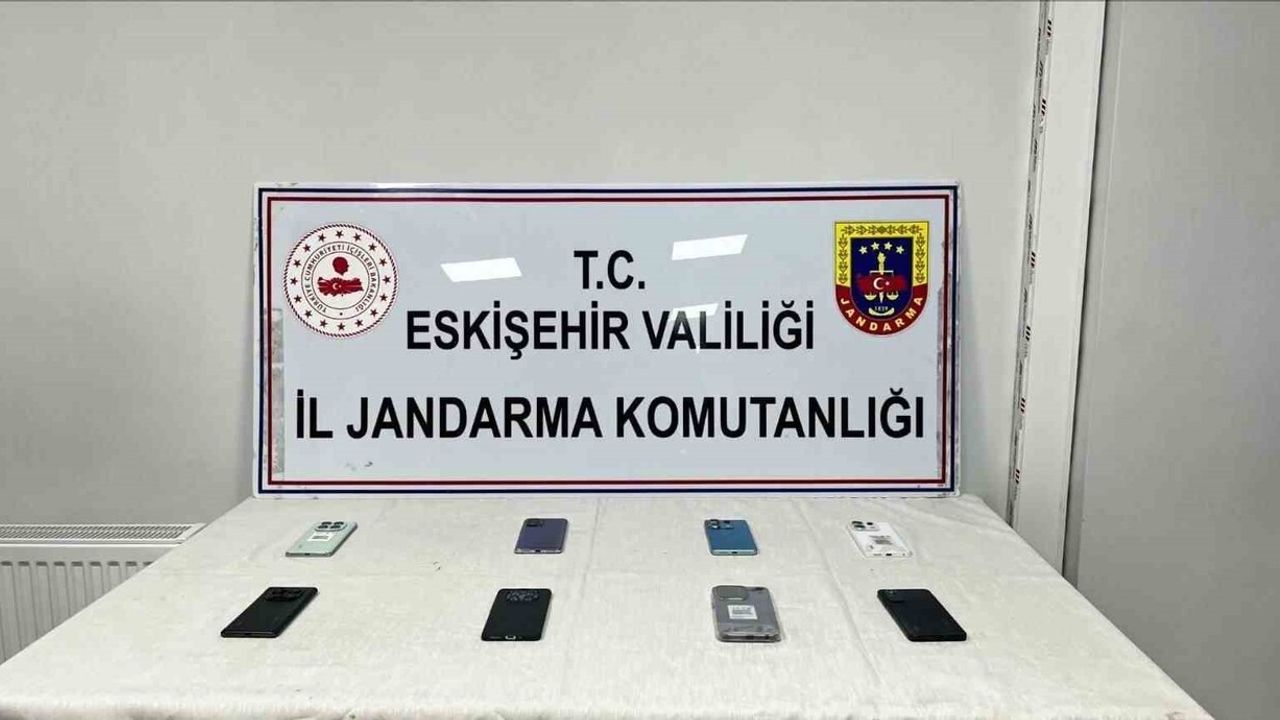 Eskişehir'de jandarma kaçak tütün ve cep telefonu operasyonu
