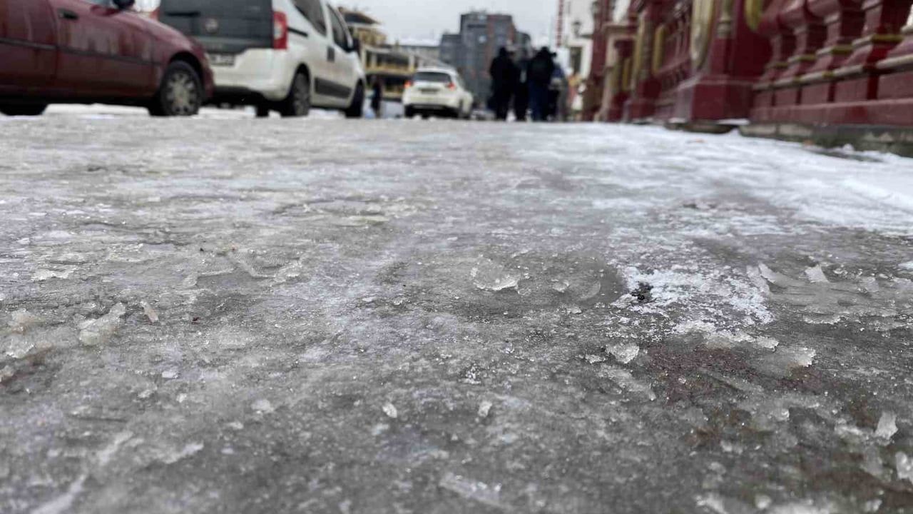 Eskişehir'de kaldırımlar buzlandı, Porsuk Çayı yüzeyi buz tutmaya başladı