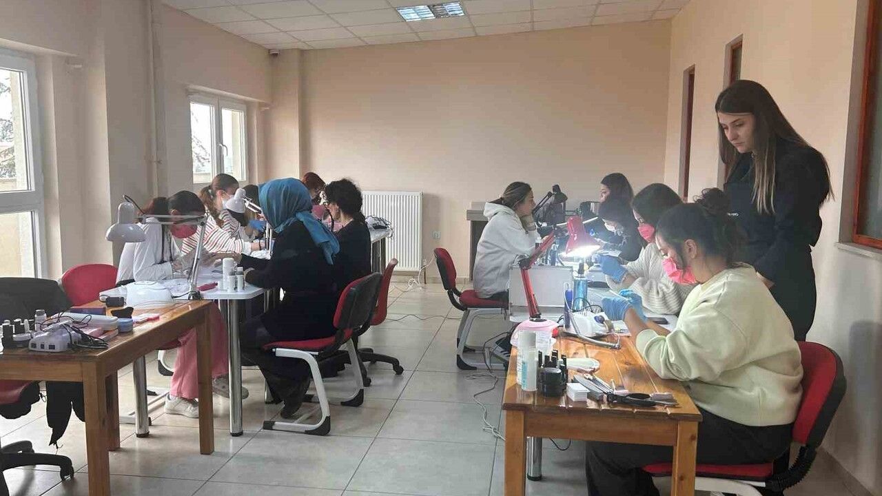 Eskişehir’de kamuya ait ilk protez tırnak atölyesi açıldı