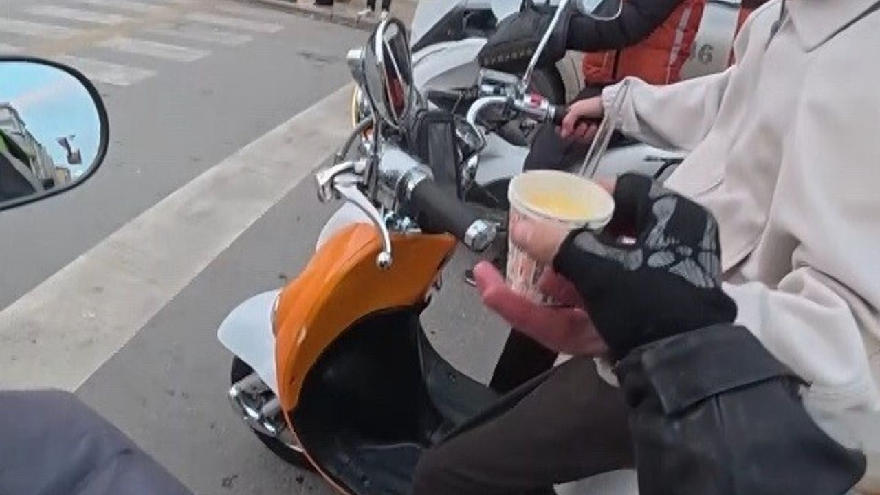Eskişehir'de kurye motosikletinden boza ikramıyla dikkat çekti