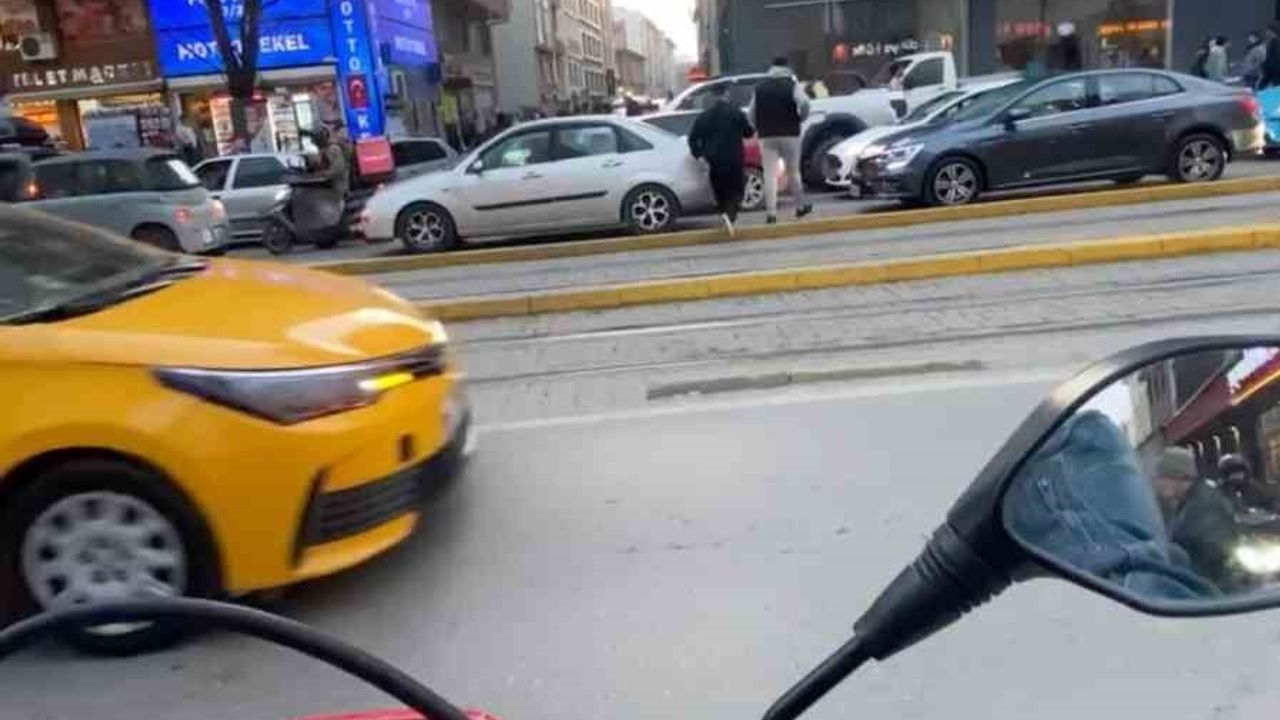 Eskişehir'de motosiklet sürücüsü tramvay yolunu kullanarak karşı sokağa geçti