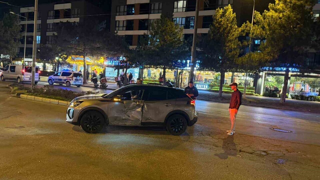Eskişehir'de motosiklet SUV'ya yandan çarptı: Sürücü yaralandı