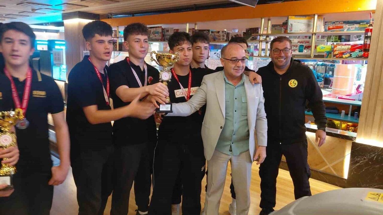 Eskişehir'de Okul Sporları Bowling Müsabakalarında şampiyonlar belli oldu