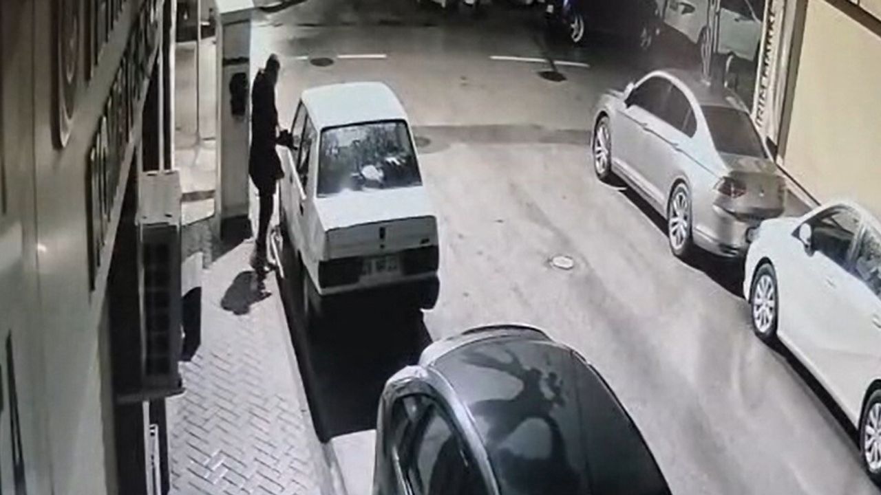 Eskişehir'de oto teybi hırsızlığı: kamera kaydıyla yakalanan şüpheli