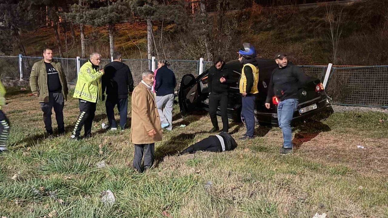 Eskişehir'de otomobil su kanalının korkuluklarına çarptı