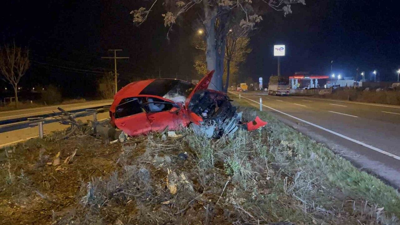 Eskişehir’de refüjdeki ağaçların üzerine çıkan otomobil: Sürücü ağır yaralı