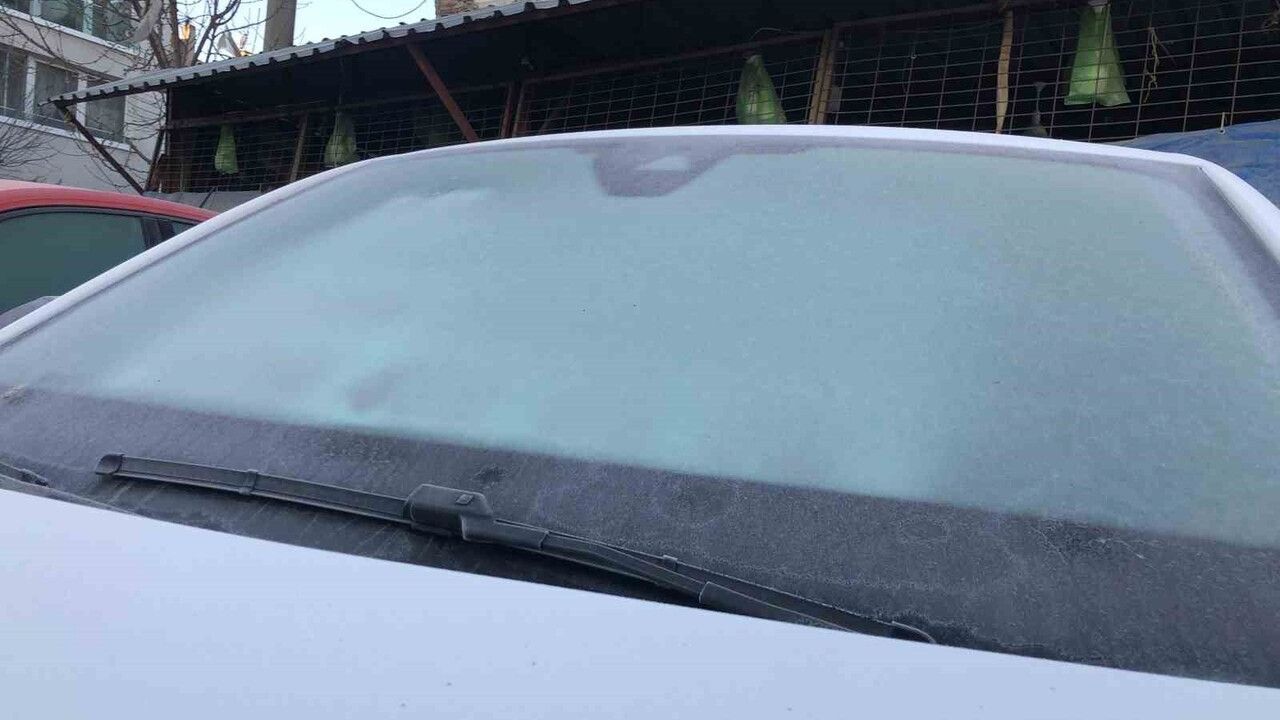 Eskişehir'de sabah saatlerinde araç camlarında buzlanma görüldü
