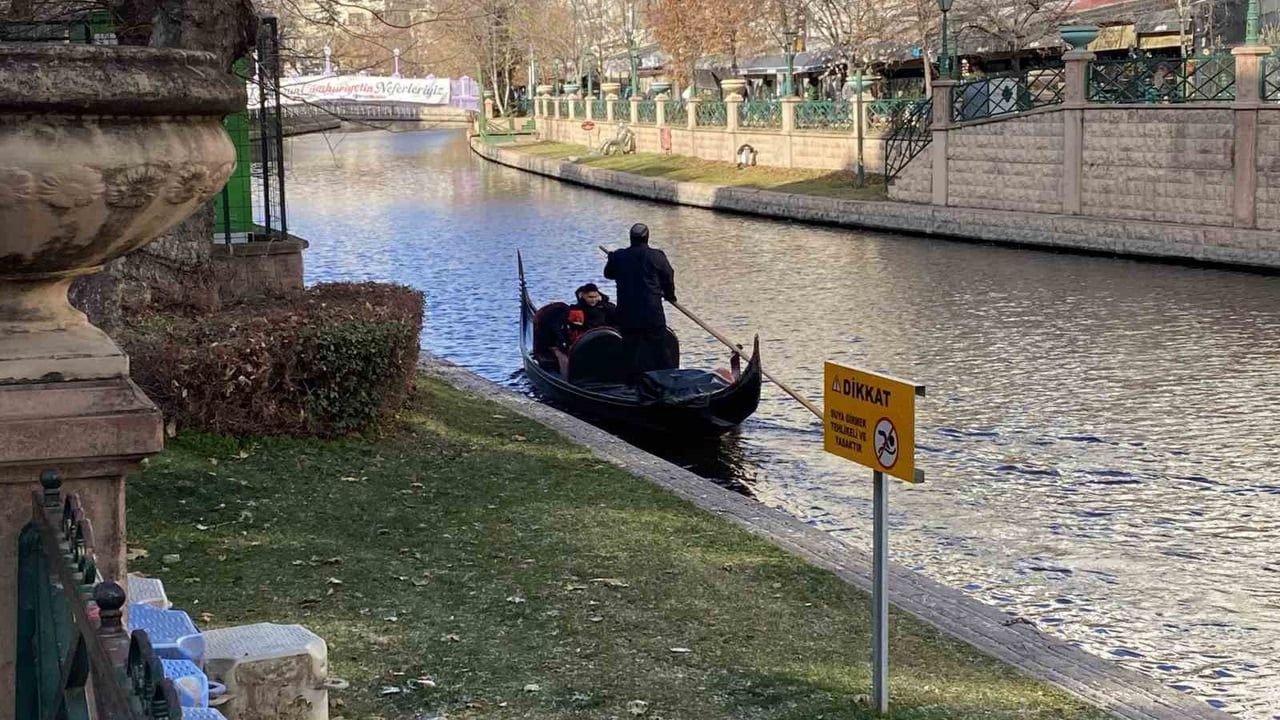 Eskişehir'de Soğukta Gondol Turları Devam Ediyor