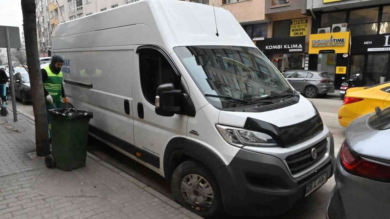 Eskişehir'de taksiden inerken kamyonetin ayağına çarpmasıyla kadın yaralandı