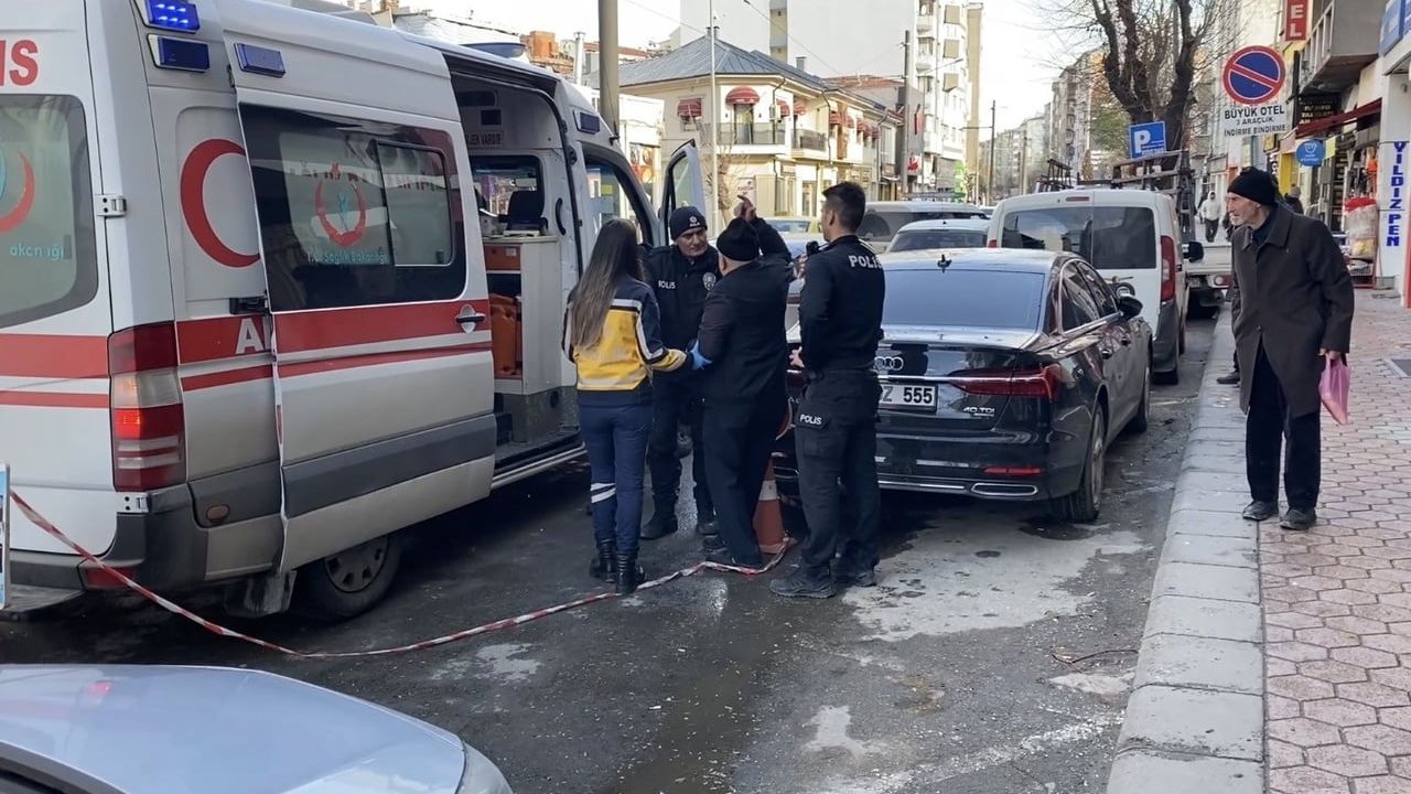 Eskişehir'de tedaviyi reddeden alkollü kişi güçlükle ambulansa bindirildi