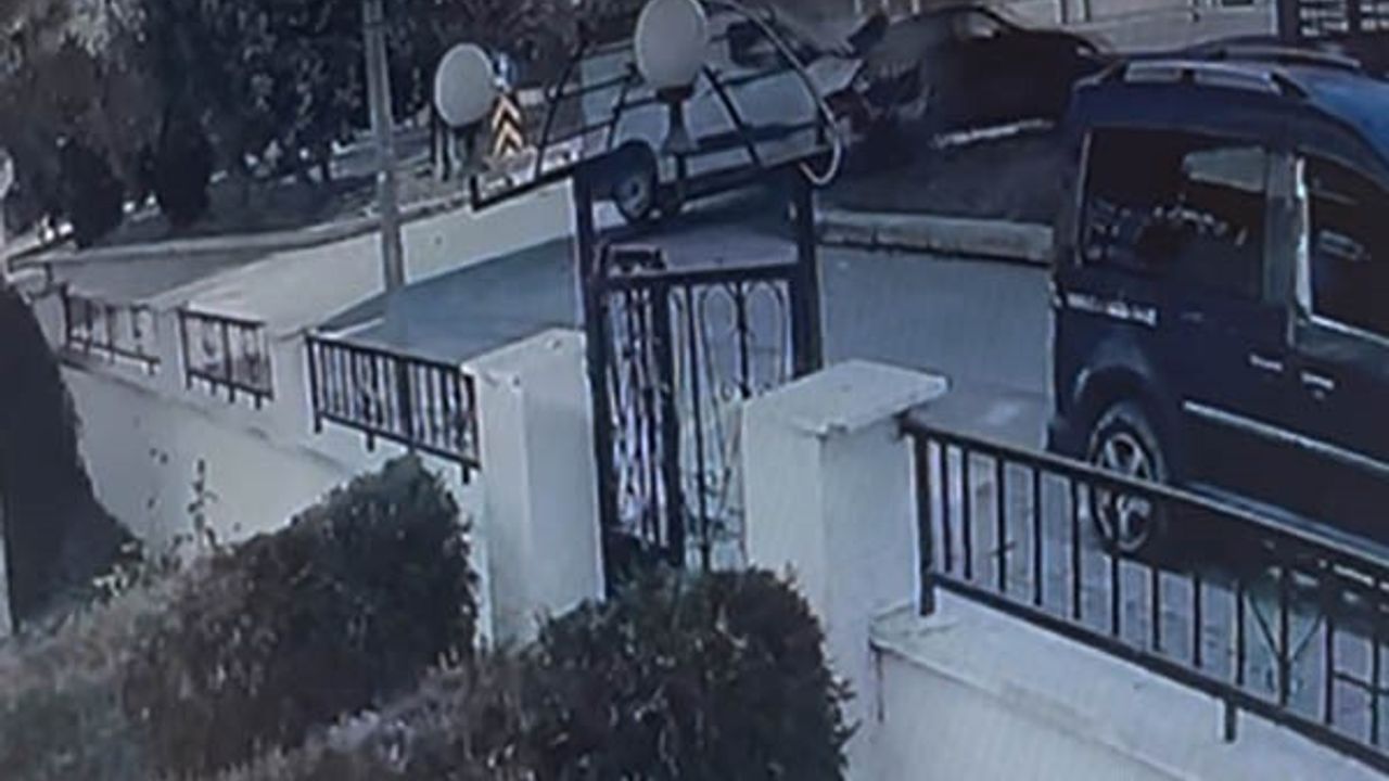 Eskişehir'de ticari araç otomobile yandan çarptı — kadın sürücü yaralandı