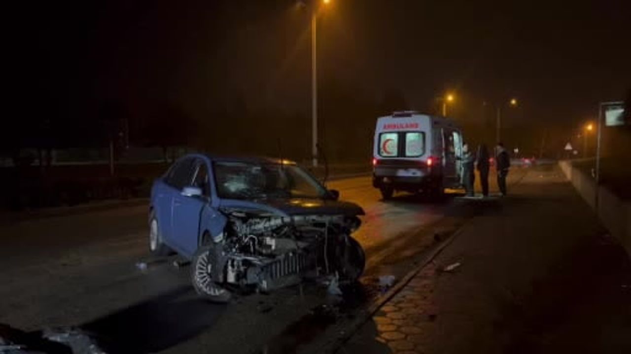 Eskişehir'de yağmurda aynı caddede 4 kaza: Sürücüler diğerlerini uyararak yeni kazaları önlemeye çalıştı