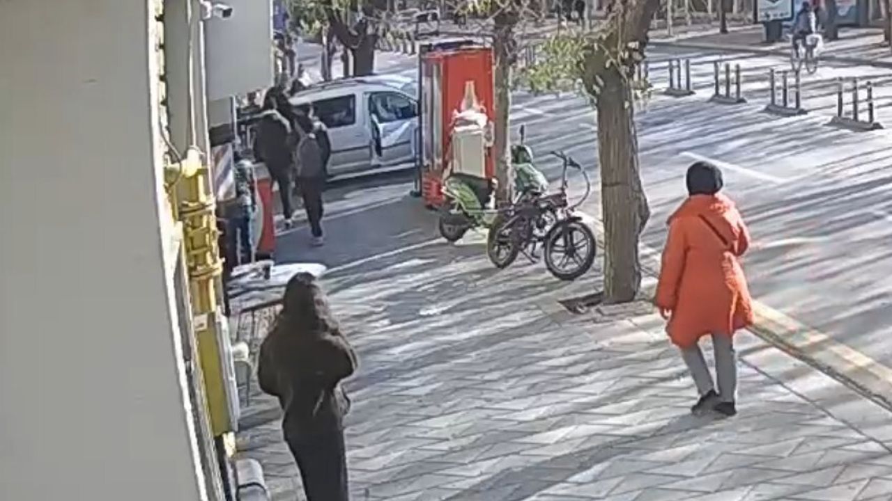 Eskişehir'de yol tartışması kavgaya dönüştü: Anlar güvenlik kamerasında