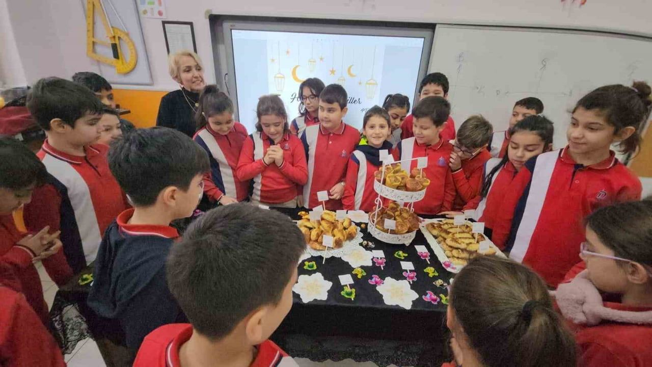 Eskişehir Dumlupınar İlkokulu 4/D Sınıfı Regaip Kandili'ni Kutladı