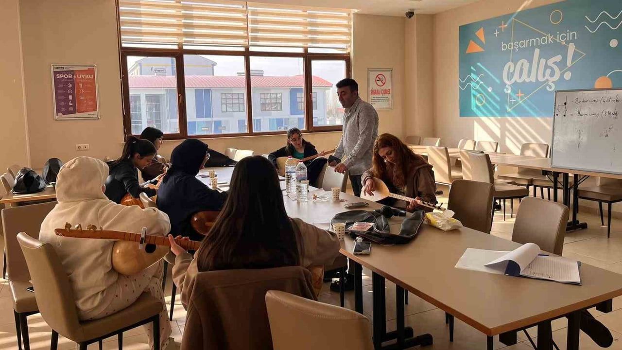 Eskişehir Hızır Bey Yurdu'nda kız öğrenciler bağlama kursuna katılıyor