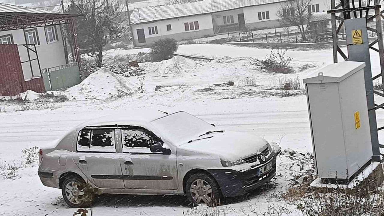 Eskişehir'in Şükranlı Mahallesi karla kaplandı