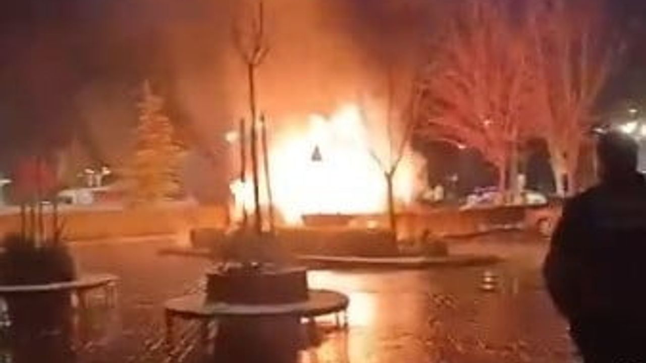 Eskişehir Şehir Hastanesi otoparkında iki otomobil küle döndü — yangın cep telefonu kamerasında