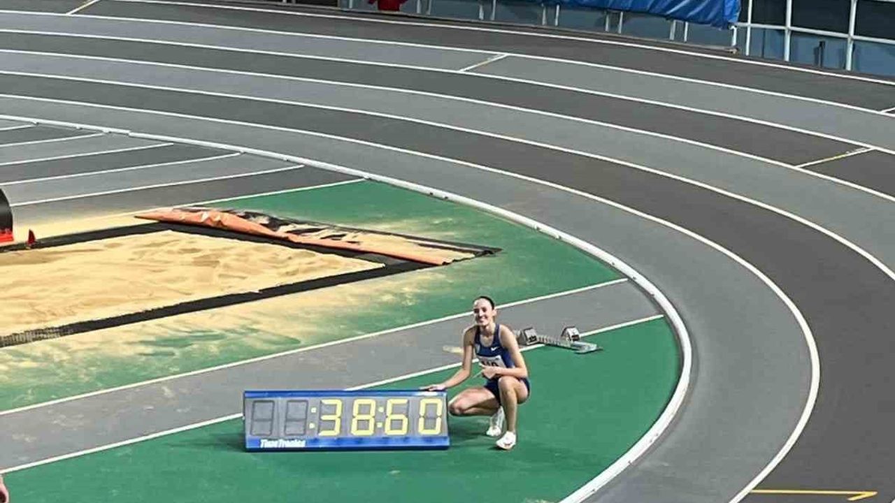 Eskişehirli Edanur Tulum U20 300 m'de Türkiye rekoru kırdı