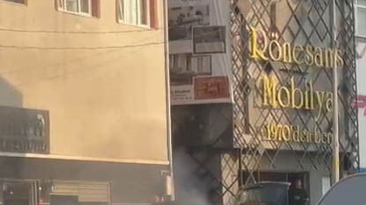 Eyüpsultan'da Audi A3'te motor yangını, sahibi tüple söndürdü