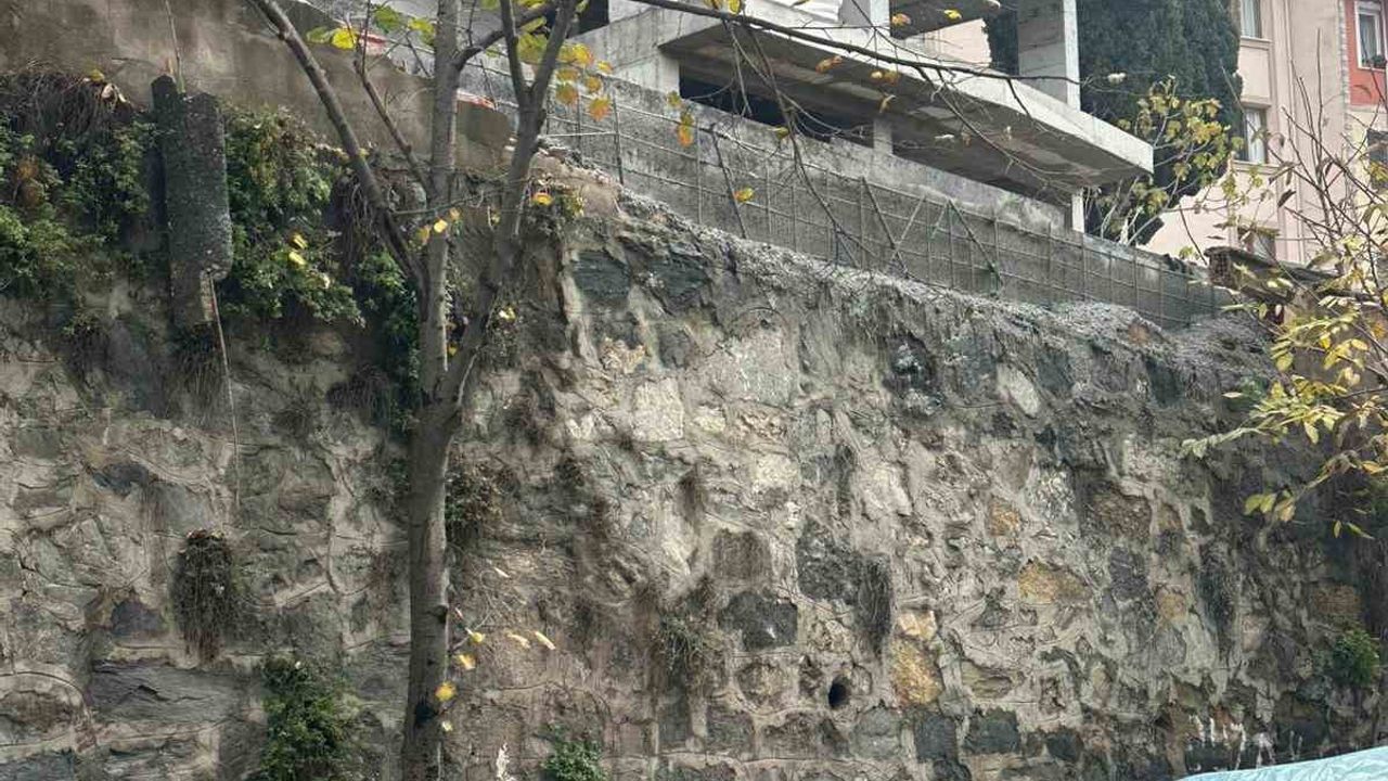 Eyüpsultan'da beton pompası çalıştırılınca istinat duvarı parçası park halindeki araca düştü