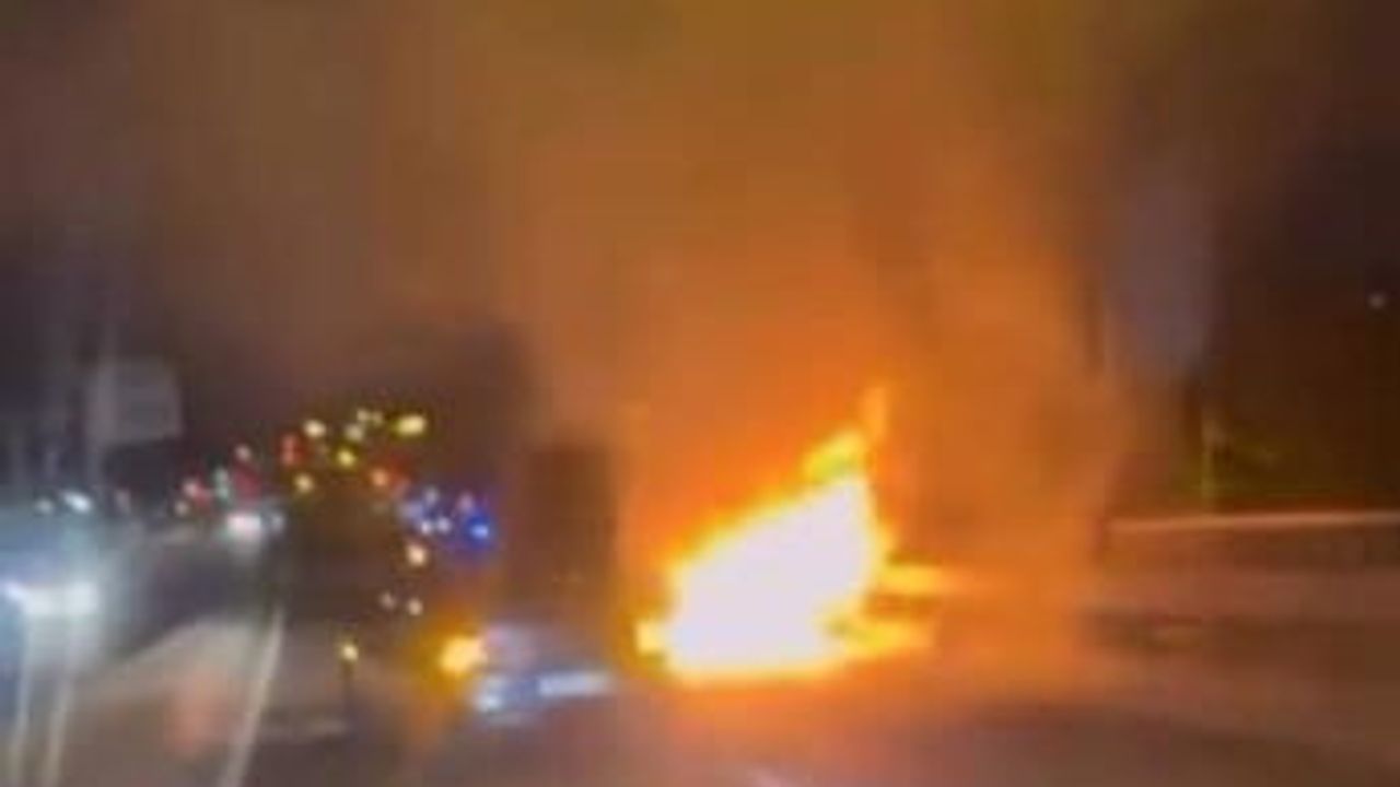 Eyüpsultan’da seyir halindeki otomobil alevlere teslim oldu