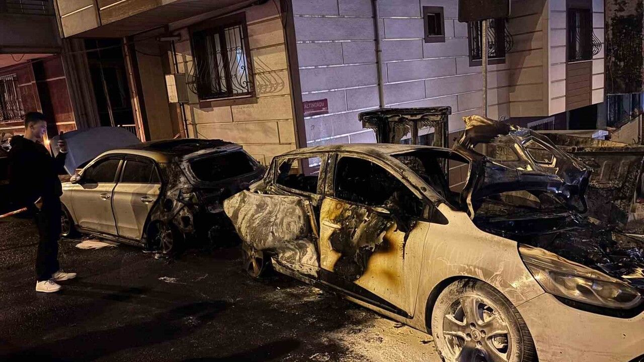 Eyüpsultan Merkez Mahallesi'nde park halindeki iki araç aandı